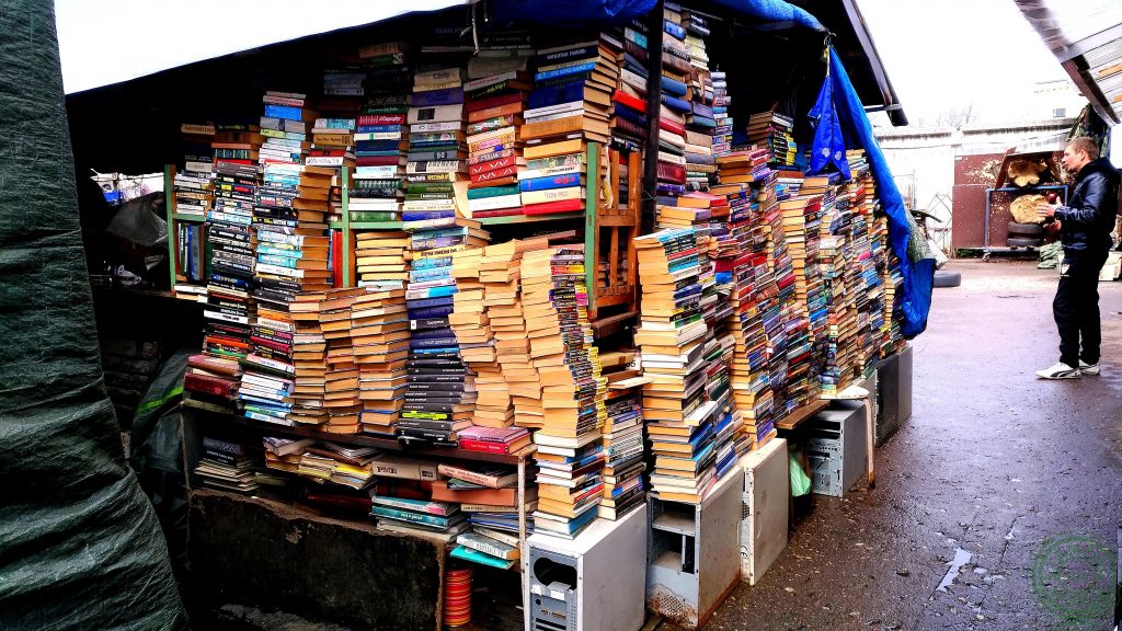 pile di libri nel mercato delle pulci- il quartiere russo di Riga